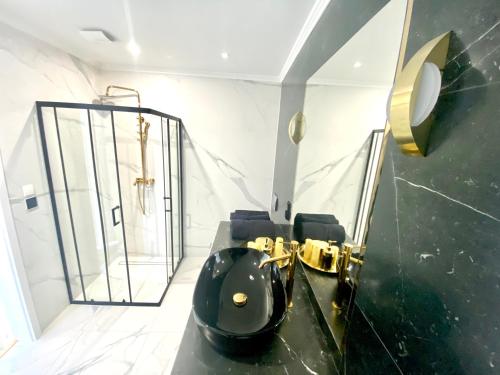 a bathroom with a black sink and a shower at Apartament Sanok-z widokiem na rynek i tarasem in Sanok