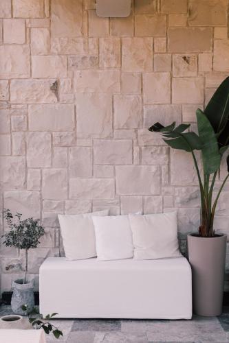 a white couch in front of a brick wall at Teruar Urla in Urla