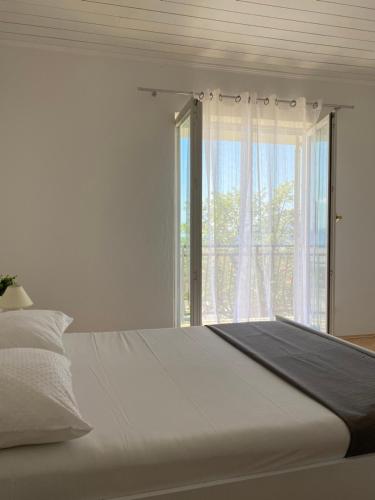 1 dormitorio con 1 cama y ventana grande en Room for Two en Baška Voda