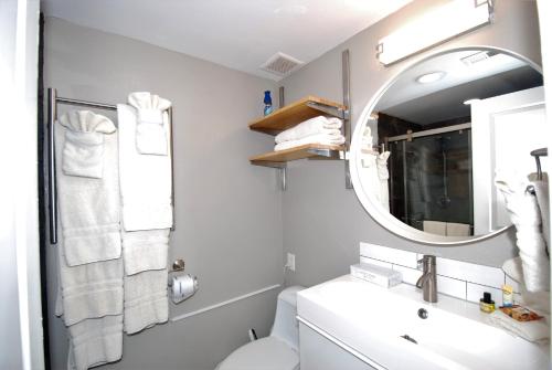 een badkamer met een wastafel en een spiegel bij Aquarius Condo unit 207 condo in South Padre Island