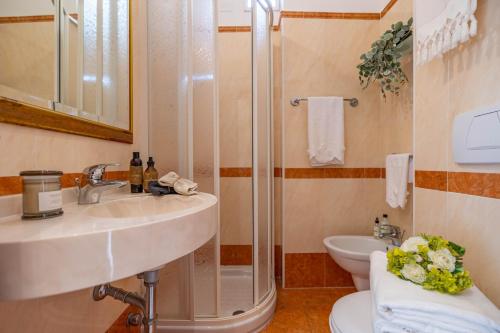A bathroom at Hotel Smeraldo