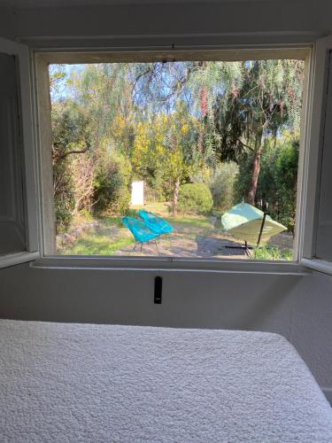 - une fenêtre donnant sur une cour dans l'établissement La Muscadiere, à Fréjus