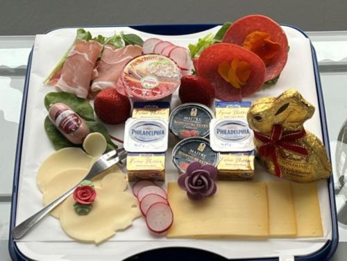 旺格兰Landhaus-Altebrücke的一盘食物，有肉类、奶酪和草莓