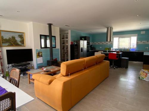 sala de estar con sofá y TV en Casa Andmar - Mountain retreat, en La Romana