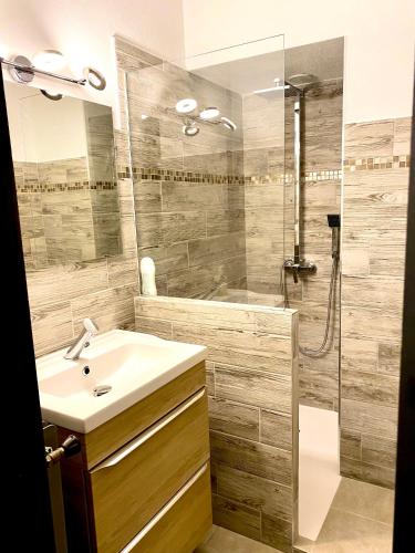 Ένα μπάνιο στο Appartement terrasse vue lac