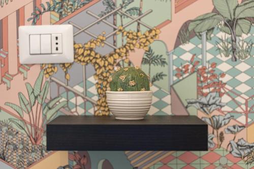 a plant sitting on a shelf in a wall at Villa Maìki in Torca
