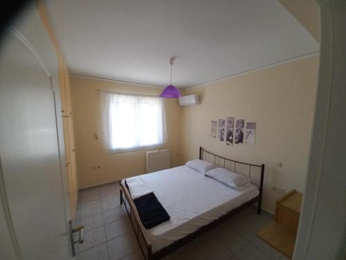 a bedroom with a bed and a window at Treasure star B&b in Salamís