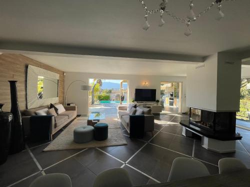 Villa CASA BAGGIA, proche plage, piscine à débordement chauffée, pool house