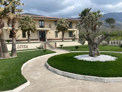 ein Gebäude mit einer Palme und einem Gehweg in der Unterkunft Affittacamere" SANTA LUCIA" in Roccarainola