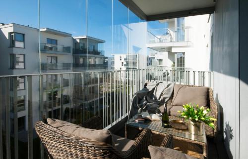 Un balcón con una mesa y sillas en un balcón. en IRS ROYAL APARTMENTS Apartamenty IRS Nadmorze, en Gdansk