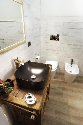 a bathroom with a black bath tub on a wooden table at Apartments Chic Torino Centro porta nuova in Turin