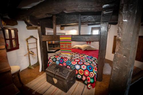 1 dormitorio con 1 cama grande en una casa en Moinho Monte Adão, en Vila Franca do Rosário