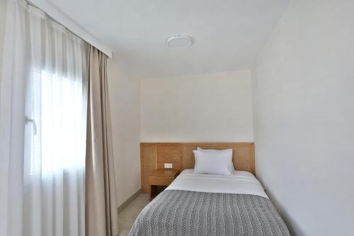 a bedroom with a bed and a window at Lavinya Otel in Golturkbuku
