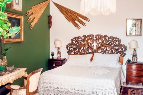 una camera con letto e testiera in legno di B&B Villa Giorgia a Taormina