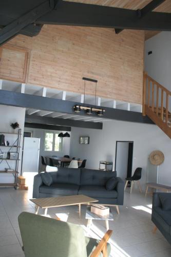 un salon avec un canapé et une table dans l'établissement Moulin de Bigorre, à Saint-Genès-de-Castillon