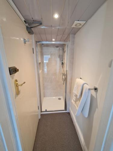 baño con ducha a ras de suelo y ducha a ras de suelo en The Sea Croft Bed Breakfast & Bar, en Lytham St Annes