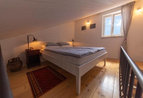 een slaapkamer met een bed en een raam bij Apartments Casa Vecchia in Rovinj