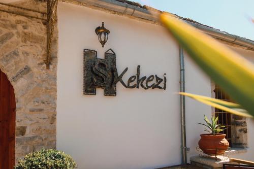 Hotel SS KEKEZIに飾ってある許可証、賞状、看板またはその他の書類