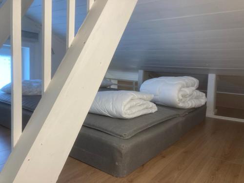 เตียงในห้องที่ Gustavsro i Apelviken Annex 2