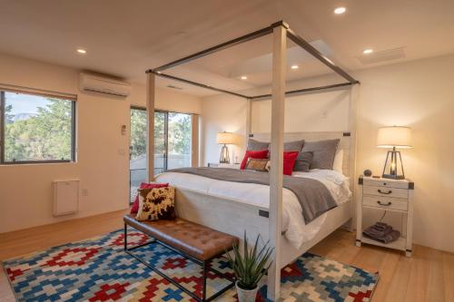 Ένα ή περισσότερα κρεβάτια σε δωμάτιο στο Sedona Red Rock Paradise Amazing Views and Hot Tub