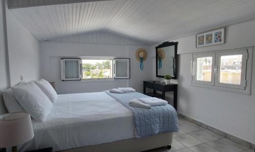 Un pat sau paturi într-o cameră la Ionion Apartments