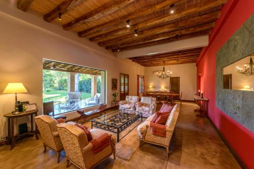 a living room with couches and a table at Posada Verde Oliva in Maipú