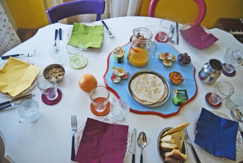 una mesa blanca con un plato de comida. en Laxmi Guesthouse B&B, en Génova