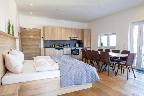 1 dormitorio con 1 cama y 1 mesa con sillas en Luxury Apartment Monte Carlo, en Pörtschach am Wörthersee