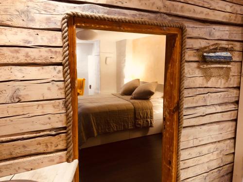 a mirror in front of a bedroom with a bed at Klaukse in Kolga-Aabla