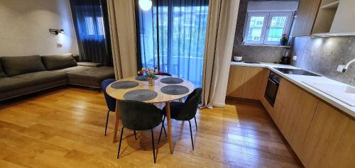 - une cuisine avec une table et des chaises dans la chambre dans l'établissement Apartment Freyja, à Split