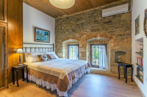Una cama o camas en una habitación de Villa Lavender
