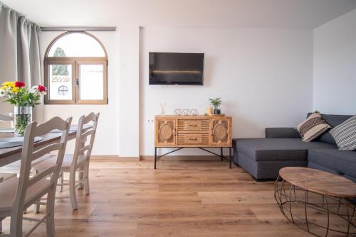 Freshly renovated, modern penthouse Pueblo Evita!