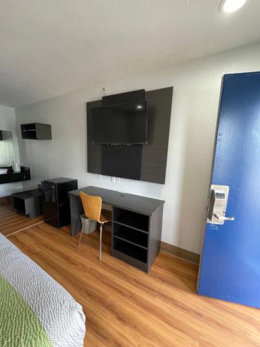 TV a/nebo společenská místnost v ubytování Motel 6-Port Allen, LA - Baton Rouge