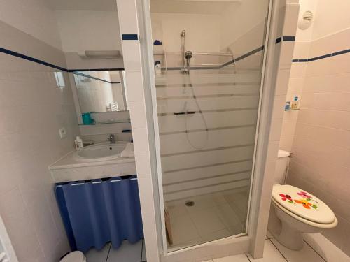 une salle de bain avec une douche avec des toilettes et un lavabo dans l'établissement Les Huniers, à Mimizan