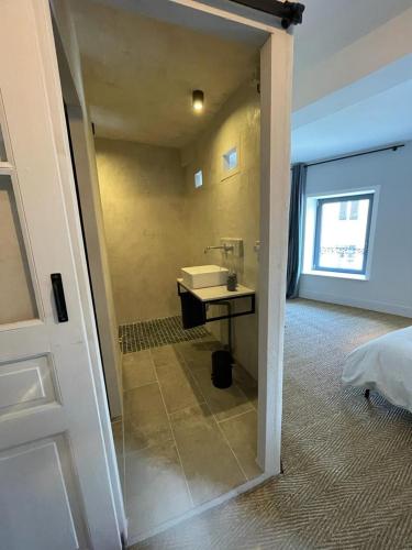 Habitación con baño con lavabo y encimera. en Laboutique2, en Lormes