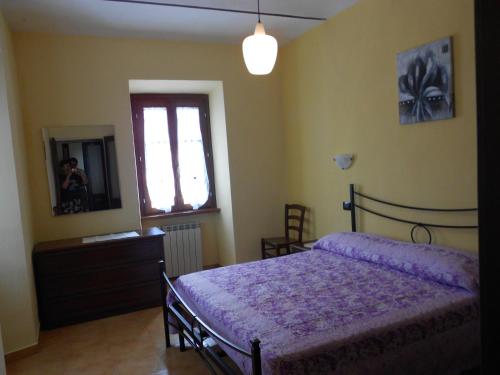 a bedroom with a bed and a dresser and a mirror at Agriturismo Monrabbioso in Cereseto