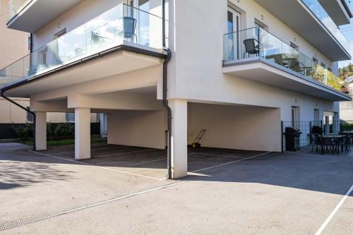 an empty parking lot in front of a building at Luxury Apartment Monte Carlo in Pörtschach am Wörthersee