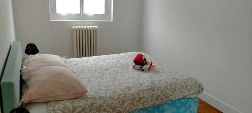 Een bed met een kerstmuts erop. bij Chez J&F in Elbeuf
