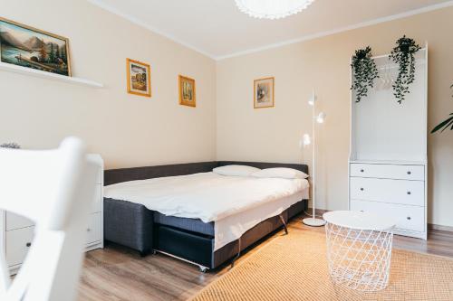 ein kleines Schlafzimmer mit einem Bett und einem Tisch in der Unterkunft Lilibet Guesthouse - Lilibet Vendégház in Ciumani