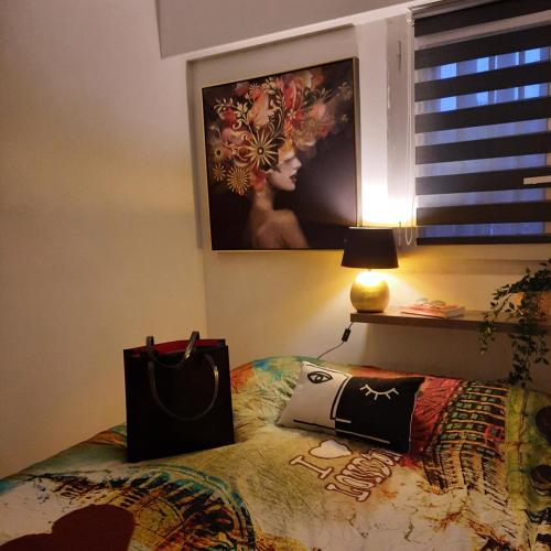 une chambre avec un lit avec un sac dessus dans l'établissement 4-Star Beachfront Appartment- Sea View, à Cannes