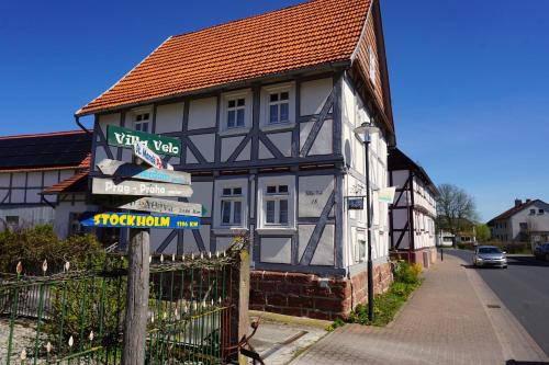 un panneau de rue devant une maison dans l'établissement Villa Velo, à Eschwege