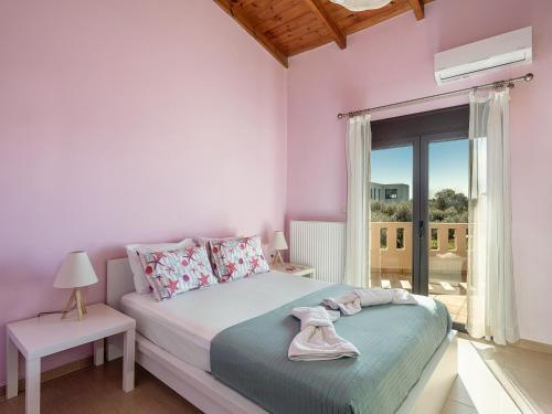 En eller flere senge i et værelse på Villa Fanouris