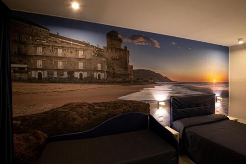 ein Zimmer mit einem Wandbild eines Strandes und einer Couch in der Unterkunft Hotel La Sorgente HS in Paestum