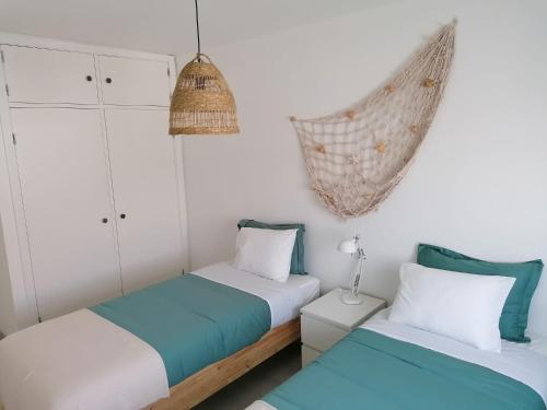Een bed of bedden in een kamer bij Baleal Atlantic View House