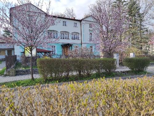 ロンデク・ズドルイにあるWilla Janinaの木々が目の前に広い白い家