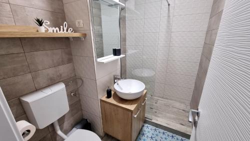 ein Bad mit einem WC, einem Waschbecken und einer Dusche in der Unterkunft CityApart 7 - Cazare în Mamaia Nord, lângă plajă, cu vedere la mare in Mamaia Nord – Năvodari