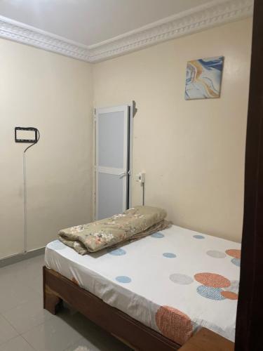 RESIDENCE MERCURE في داكار: غرفة نوم بسرير في غرفة