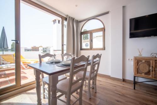 Freshly renovated, modern penthouse Pueblo Evita!