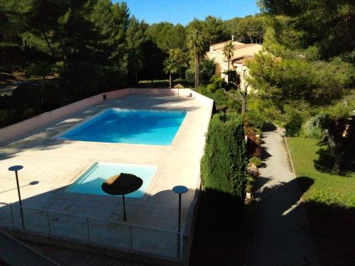 - une vue sur la piscine dans la cour dans l'établissement LE VALLON DU ROY plage à 600m à pieds, à Sanary-sur-Mer