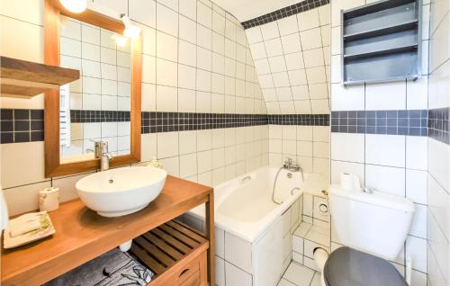 a bathroom with a sink and a toilet and a tub at Beautiful Home In Le Mesnil-esnard With Wifi And 2 Bedrooms in Le Mesnil-Esnard